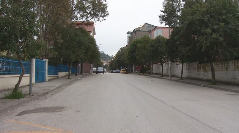Reshjet e shiut reduktojnë qarkullimin e këmbësorëve, rritet numri i automjeteve