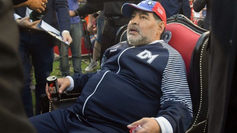 Covid-19 ka paralizuar futbollin, Maradona i gatshëm të ndihmoj klubin