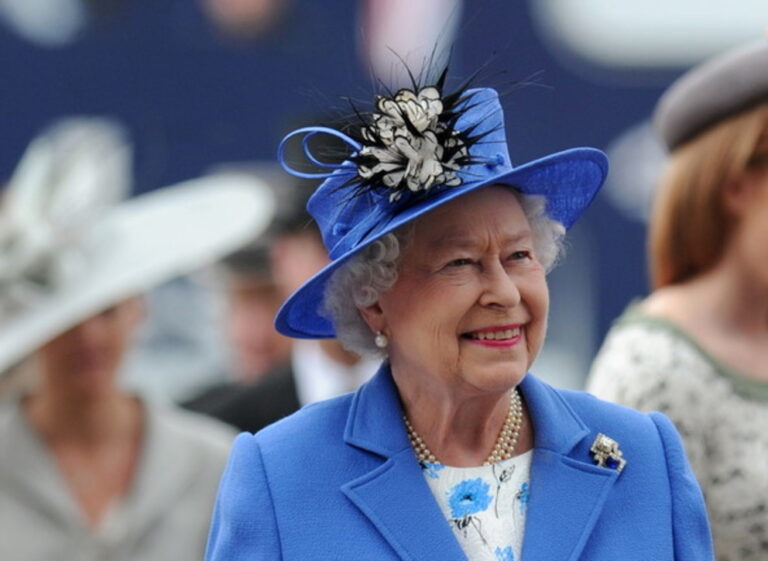 Nga biskotat për qentë te sendet e pazakonta, çfarë mban gjithnjë me vete Mbretëresha Elizabeth