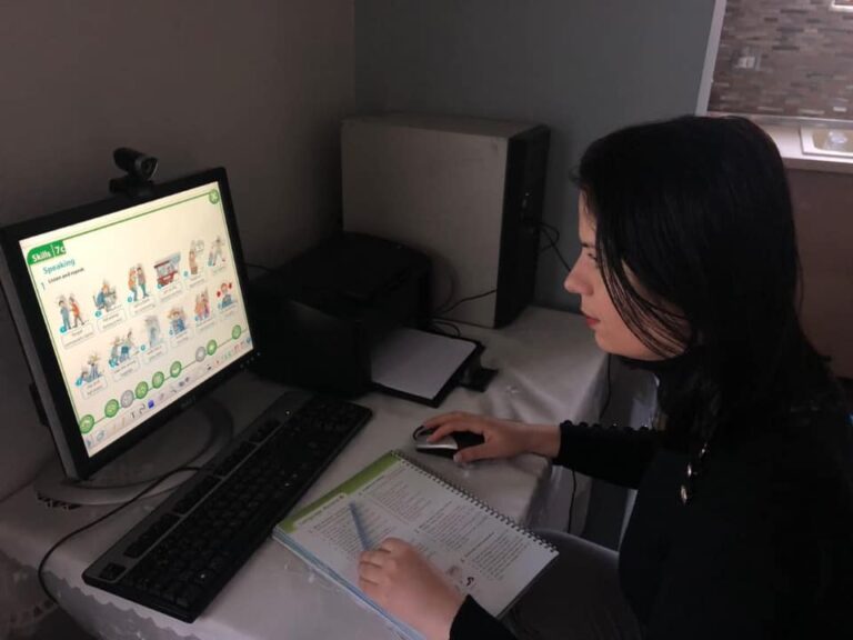 Shahini publikon fotot e mësuesve që punojnë online nga karantina: Të angazhuar që nxënësit të mos ngelin mbrapa