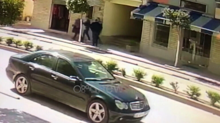 Shikoni videon: Goditi me shkelm drejtorin e policisë së Beratit, arrestohet mjeku