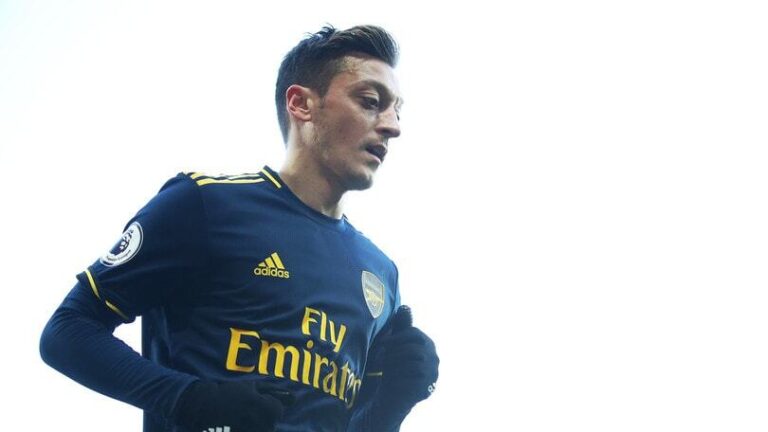 Mesut Ozil tërbon Arsenalin, del kundër uljes së pagës