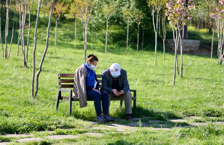 Sot ishte dita e tyre! Pensionistët mbushin parqet: I dëmshëm, izolimi për ne, do donim që dalja të ishte…