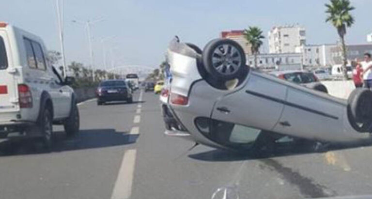 Fier, makina me dy të rinj del nga rruga