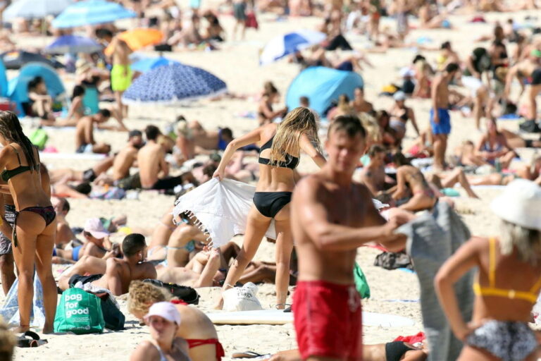 Australia shton testet për koronavirusin dhe hap plazhet (FOTO)