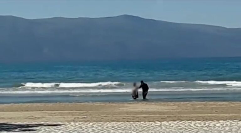 Polici hero! Gruaja tenton të mbytet dy herë në det, ai e shpëton