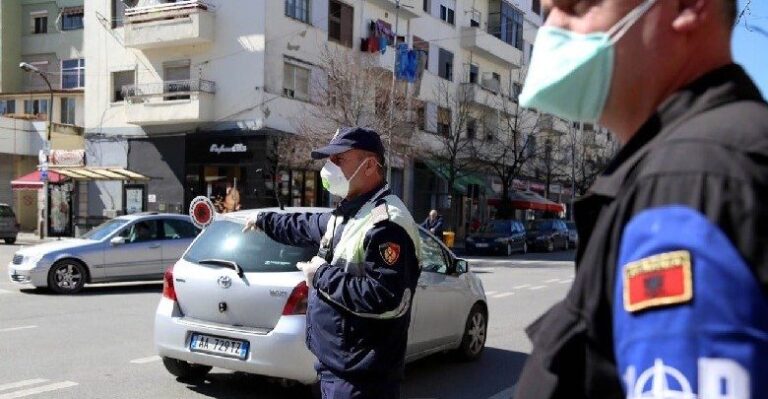 Nuk i binden Policisë/ Arrestohen 3 persona, njërit iu gjet lëndë narkotike dhe fara kanabisi në banesë