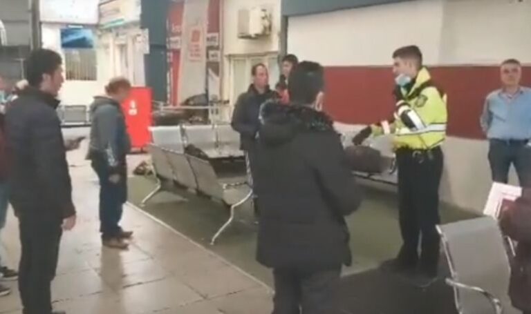VIDEO/ Po ktheheshin në atdhe, Policia greke ndalon dhe gjobit 12 shqiptarë: Nuk kishin arsye urgjente