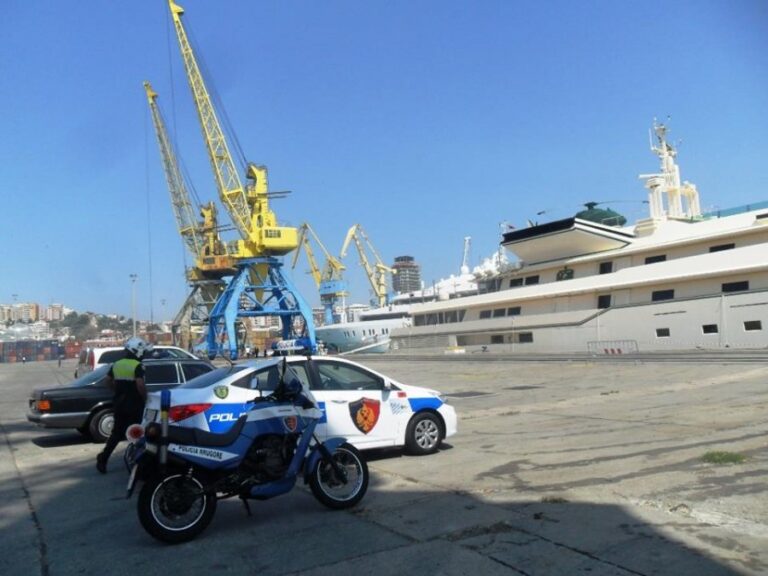 Kamioni me targa false kontrabandë cigaresh, bllokohet në portin e Durrësit
