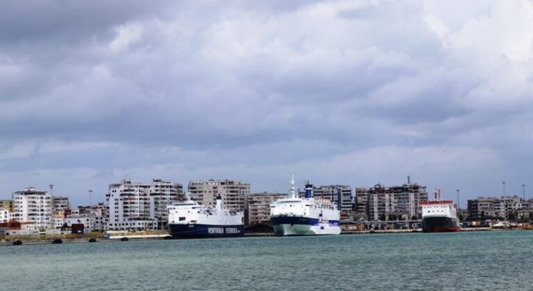 Urdhri, jahtet dhe kroçerat do të qëndrojnë në port vetëm për furnizim me ujë, naftë dhe ushqime