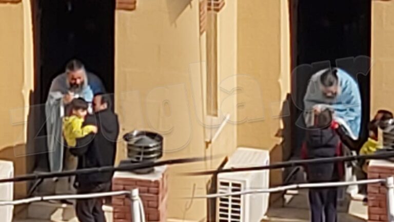 Prifti shkel me dy këmbë ndalimet e qeverisë, ofron kungimin për besimtarët nga dera e pasme e kishës