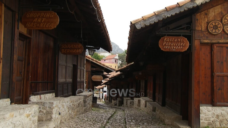 Turistët “mbyllin” pazarin e Krujës