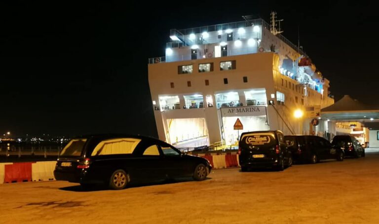 Udhëtimi i fundit për në shtëpi, mbërrijnë në portin e Durrësit trupat e shqiptarëve që humbën jetën në Itali, i pranishëm dhe Lleshaj