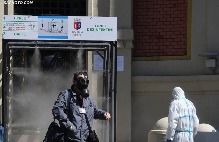 Tirana sot në 44 FOTO – Maska, doreza, kundragaz dhe kafe turke te ballkoni