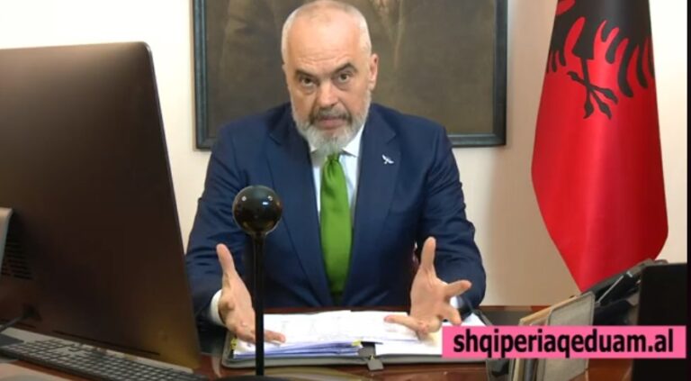 Rama: Bashkëshortët lejohen në një makinë. Qëndroni njëri në timon, tjetri në sediljen e pasme diagonal
