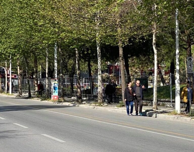 Rama poston fotot e pensionistëve në Tiranë: Respekt dhe mirënjohje