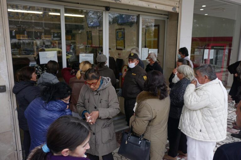 Pensionistët nuk rrinë në shtëpi, në radhë për pensionet