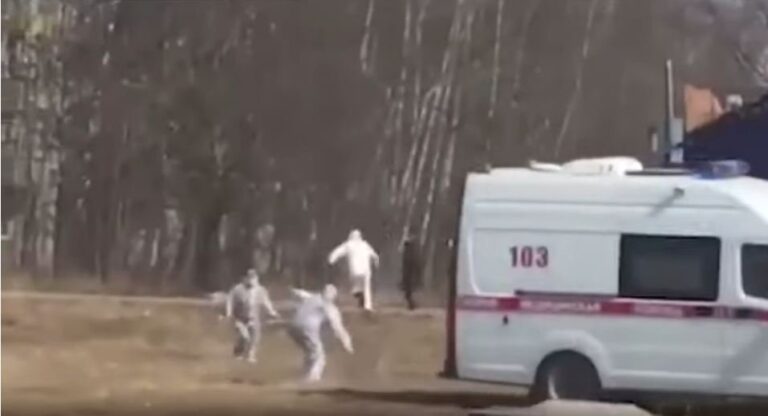 I dyshuari me koronavirus ia mbath me vrap, mjekët e ndjekin nga pas (FOTO)