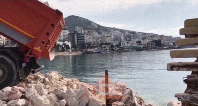 Ndryshon projekti për bulevardin e ri në Sarandë, hidhen gurë në det, banorët: Akt makabër