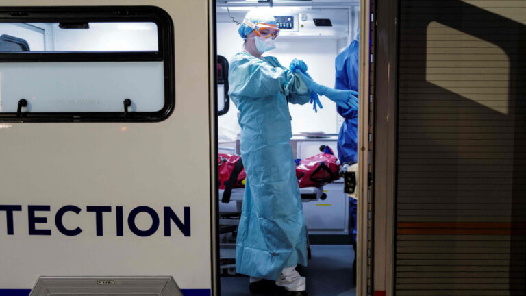 Shtrohen në spital dy burra pasi pinë dezinfektues për të parandaluar COVID-19