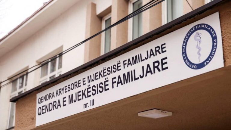 Masat kundër COVID/ Komuna e Prishtinës vendos sot tunelin dezinfektues në Qendrën Mjekësore Familjare