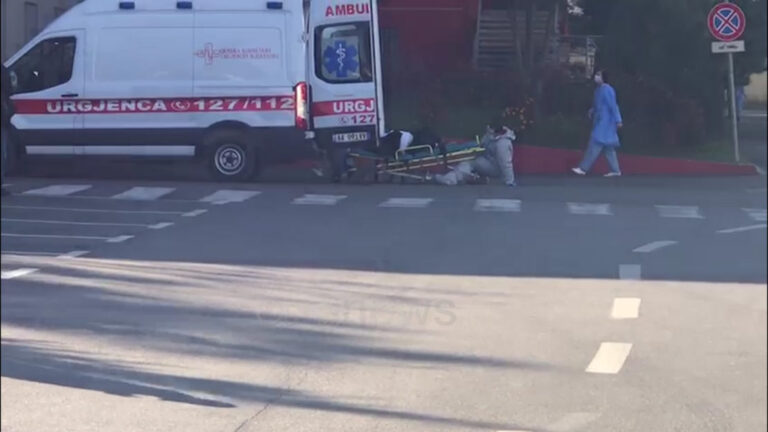 Situata tek Infektivi/Barrela me të moshuarën sipër zë poshtë infermierin