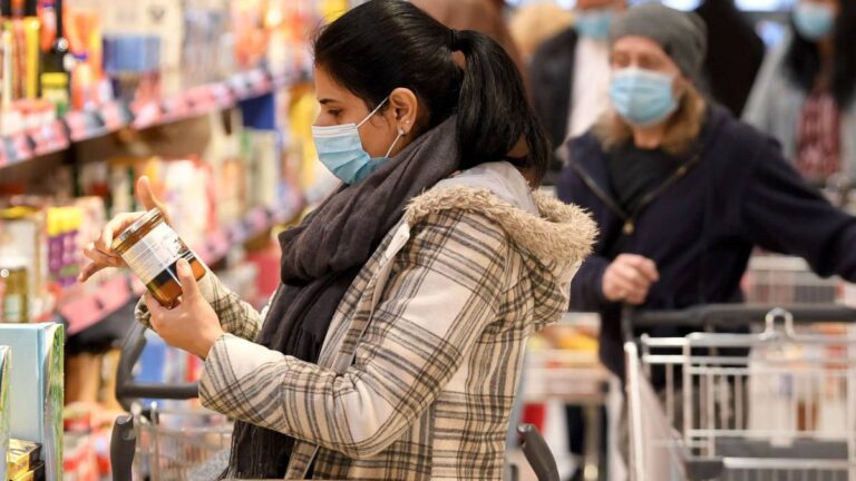 Supermarketet boshatisen nga soda e bukës gjatë pandemisë së koronavirusit