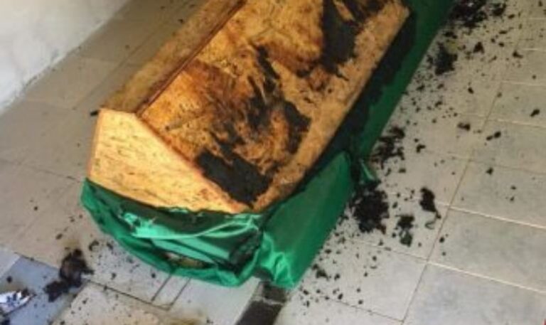 FOTO/ Ngjarje e rëndë në Tepelenë, tentohet të digjet tyrbeja dhe mezari i Baba Jonuz Gjiririt