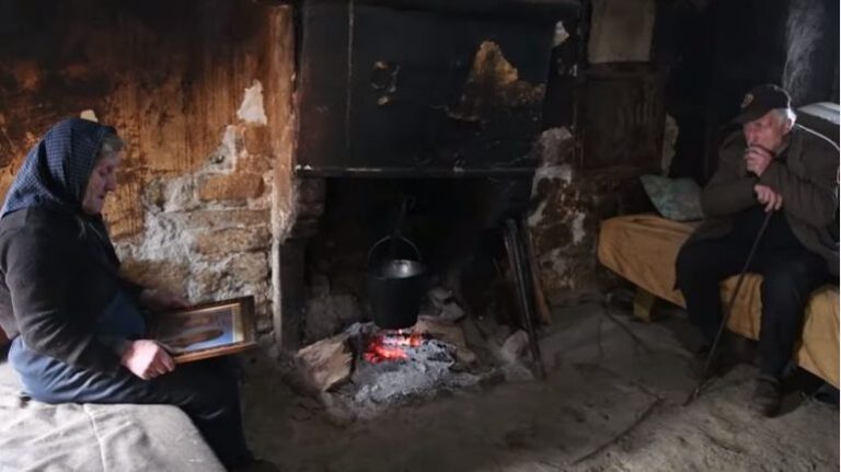 Historia e trishtë e dy të moshuarëve në Shëngjergj, djemtë iu mbytën në liqen, varfëria është ulur këmbëkryq mes tyre