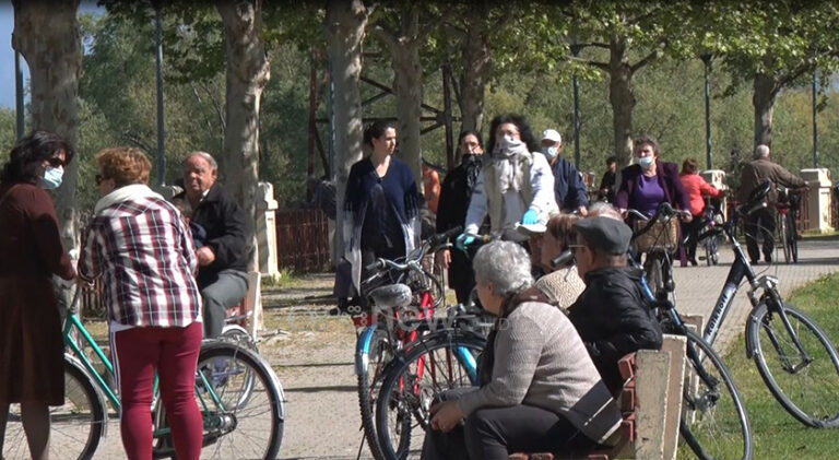 Të moshuarit mbushin rrugët e Shkodrës, Ademi: S’e kuptoj, më duket tallëse kjo politikë
