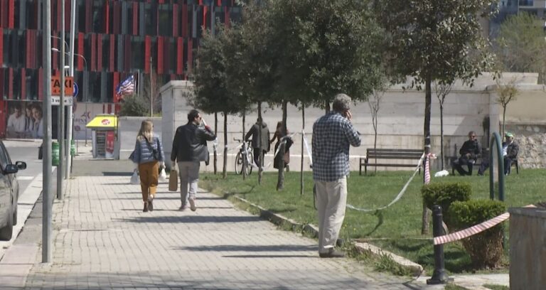 Në Tiranë thyhet shtetrrethimi, në lagje dhe rrugë kalimtarët shkelin masat mbrojtëse