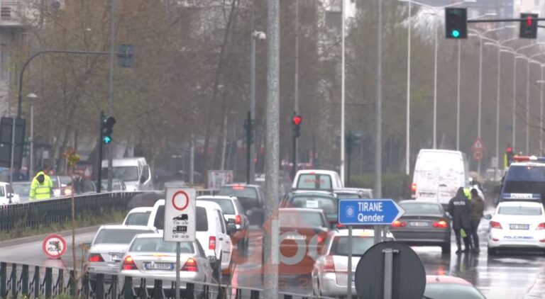 Trafik në rrugët e Tiranës, u shtuan lëvizjet me makinë për shkak të reshjeve të shiut