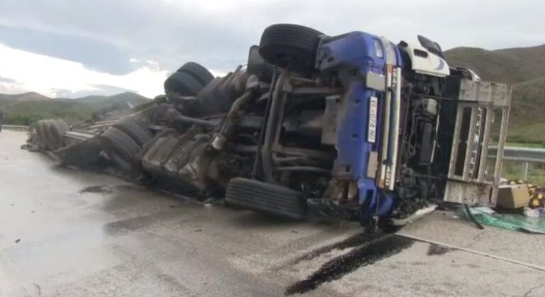 Video/ Aksident në Papër të Elbasanit, trajleri përmbyset në rrugë, plagoset drejtuesi