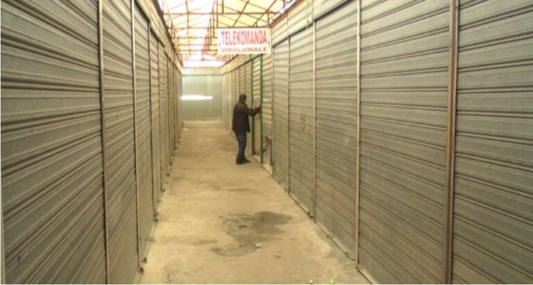 Tregtarët e tregut industrial në Durrës protestojnë: Nuk kemi përfituar asnjë ndihmë ekonomike