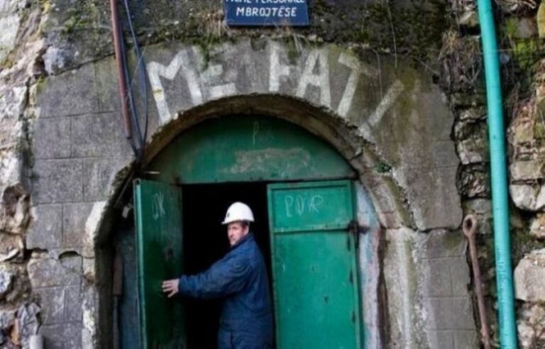 Mbi 400 punëtorë të Trepçës në protestë: Duam pagat tona, le të prekemi nga koronavirusi