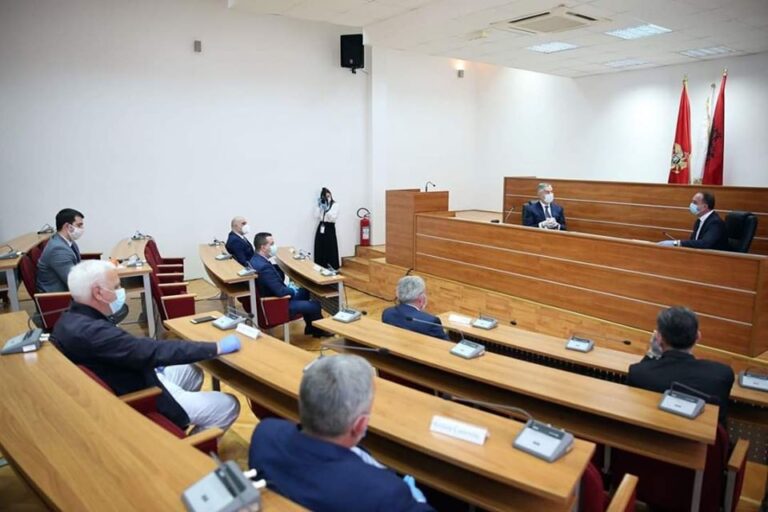 Presidenti Meta përshëndet vizitën e Gjukanoviç: Jemi pranë shqiptarëve të Tuzit
