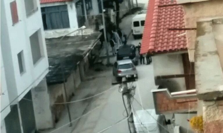 Video/Banorët e Uznovës thyejnë karantinën për të kapur hajdutin e Beratit. 30-vjeçari kapet “mat” brenda në banesë (Video)