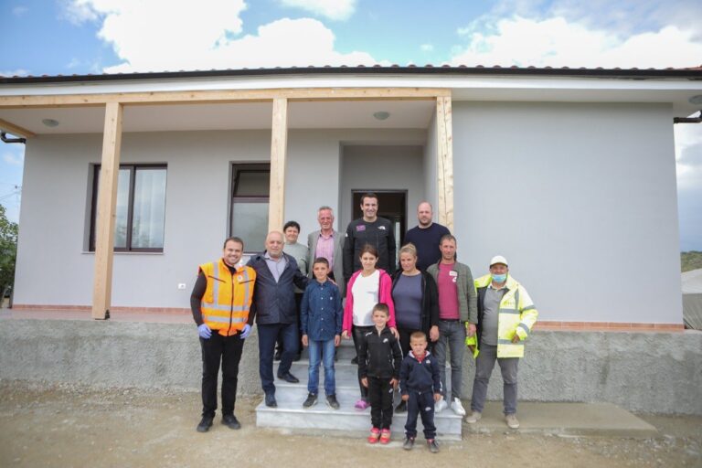 U dëmtua nga tërmeti, rindërtohet banesa e familjes Aluku në Kashar