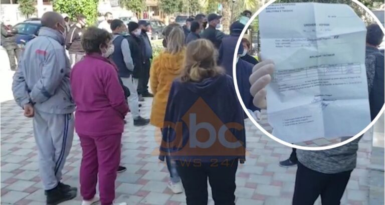 Prej tre ditësh pa punë, tregtarët e orizit në Vlorë “thyejnë” karantinën, protestë para prefekturës
