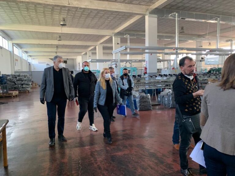 Vokshi: Një tjetër vatër COVID-19, në një fasoneri në Tiranë