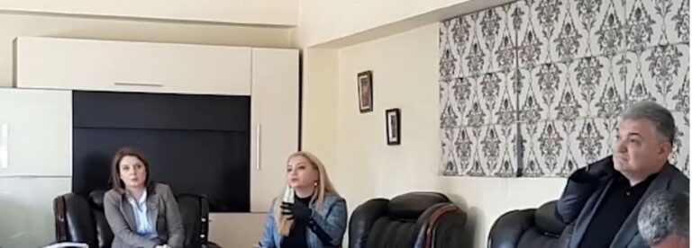 Shoqata e Biznesit fason në Krujë takim me përfaqësues të PD: Qeveria t’i japë “pagën e luftës”punonjësve