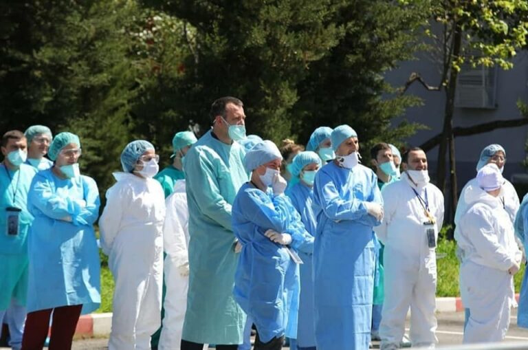 Zjarrfikësit e Tiranës shkojnë tek Infektivi, kanë një surprizë për mjekët që përballen me Covid-19 (Foto)