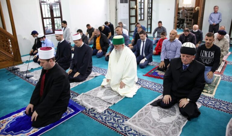 Besimtarët myslimanë mosbindje civile ndaj urdhërit të Ramës për mos dalje ditën e Fitër Bajramit