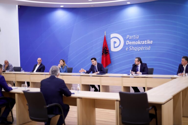 Basha me Dhomën e Tregtisë: Rama i harxhoi lekët për një grusht oligarkësh, jo për njerëzit