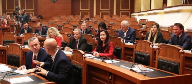 Partia e re e “opozitës parlamentare” ose “Partia e TURPIT”