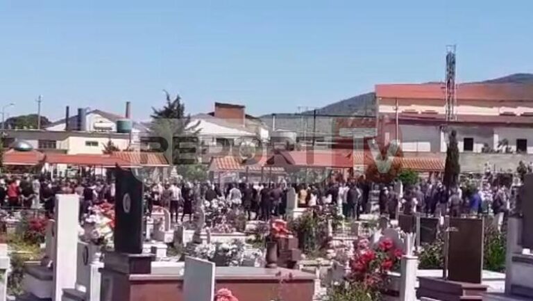 Policia ”e pafuqishme”/Humbi jetën në pus, përcillet në varreza pa distancim social