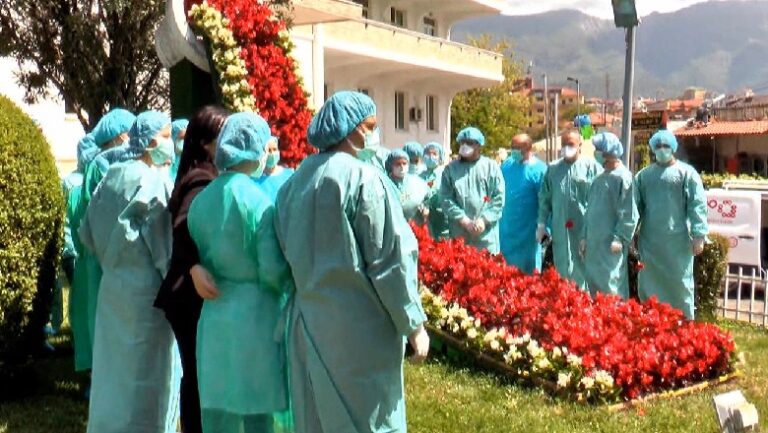 Kuvendi shpërndan karafila/Spahiu-infermierëve: Të kujtojmë gjithmonë sakrificën