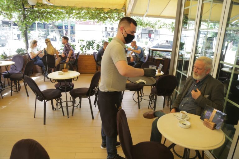 Tiranë/Lokalet respektojnë rregullat por qytetarët grumbullohen