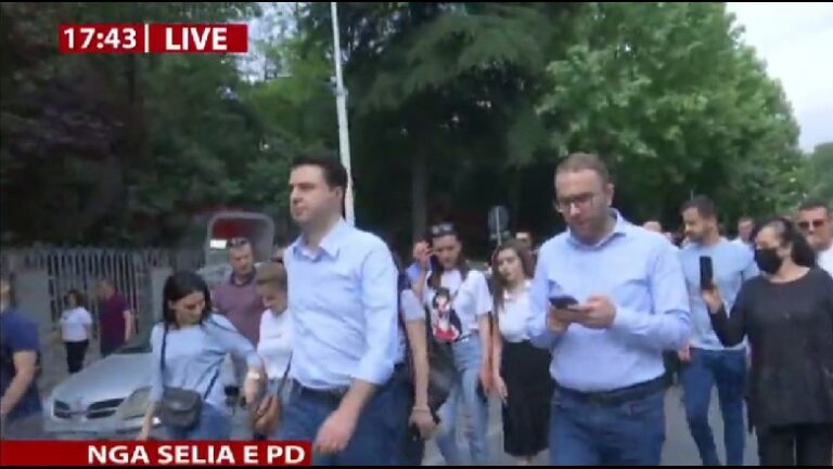 Basha del nga selia, niset drejt protestës