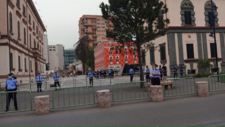 Aleanca për Mbrojtjen e Teatrit dhe opozita në protestë, të angazhuar 1 mijë efektivë policie